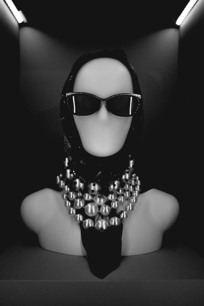 kara et compagnie photo lunettes de soleil noires sur un mannequin